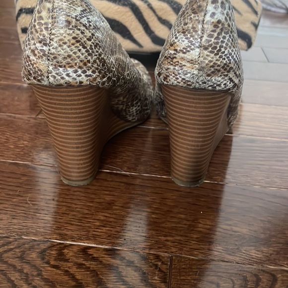 SNAKESKIN PRINT CLOSED TOE WEDGES - Picture 6 of 7